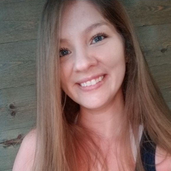 Meet your Posh Ambassador, April - Picture 3 of 6